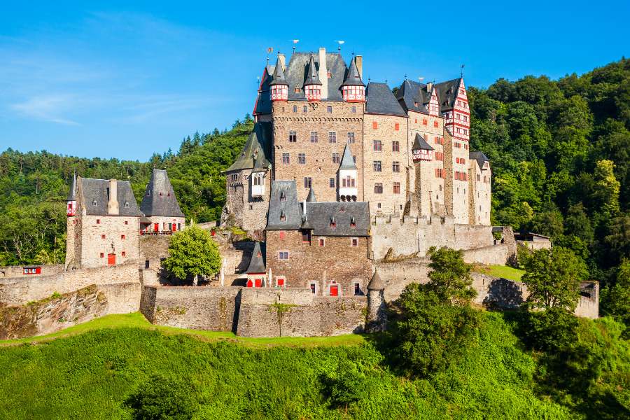 Burg Eltz Seitenansicht