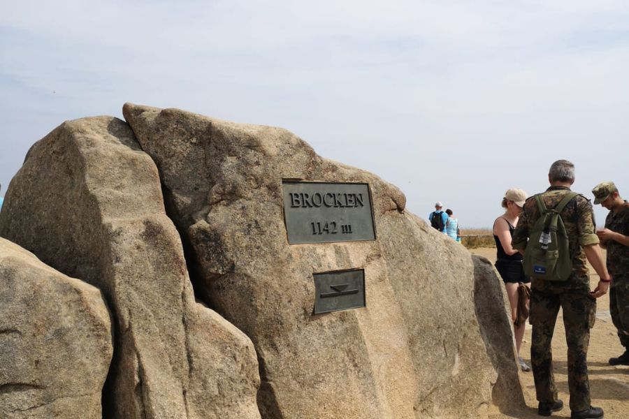 Schwarz Gold Elegant Dunkel Wasserfarbe Glitzer Danke Instagram Post (900 × 600 px)-7